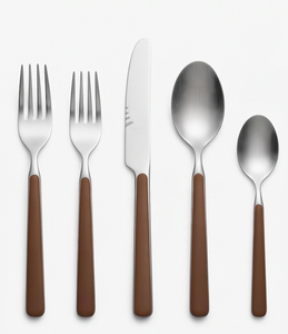 Ensemble de couverts élégants en argent avec manche en résine marron, vaisselle élégante pour la salle à manger, la cuisine et les occasions spéciales - Product Image 1