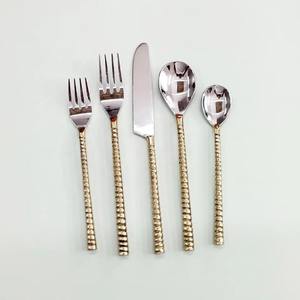 Ensemble de couverts classiques élégants en métal argenté avec finition lisse pour les repas quotidiens, les occasions spéciales et les fêtes - Product Image 2