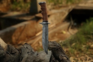 Couteau Bowie artisanal en acier Damas d'A&M ENTERPRISES, avec étui en cuir, manche robuste, pour la survie, le camping et les usages professionnels. - Product Image 3