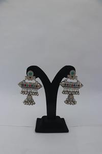 Boucles d'oreilles classiques afghanes à pièces tribales avec grandes plaques circulaires argentées, gravures tribales complexes et pendentifs lourds perlés - Product Image 5