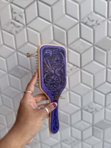 Cepillo para el Cabello de Cuero y Madera Hecho a Mano con Diseño Floral Tallado, Color Morado, Uso Manual, Forma Rectangular - Product Image 2