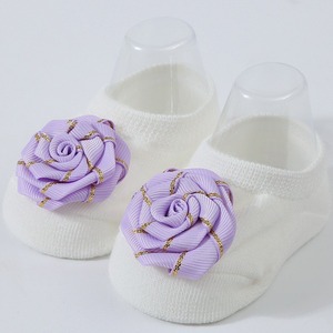 Chaussettes bébé élégantes beiges à motif floral rose, antidérapantes, en coton biologique tricoté, épaisseur standard, respirantes, pour nouveau-né, collection printemps - Product Image 3