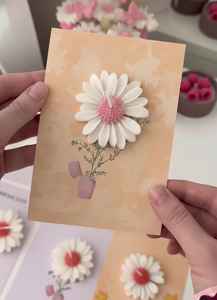 Bougie parfumée artisanale en cire de soja, motif marguerite personnalisé, élégante, à combustion propre et longue durée, avec carte personnalisée, idéale pour les fêtes. - Product Image 4