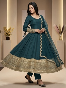 ชุดเดรส Anarkali สำหรับผู้หญิง ดีไซน์พิเศษ ประดับเลื่อมปักลายบนผ้าเครปธรรมชาติ ชุดเดรสยาวพร้อมกางเกงเข้าชุด และผ้าคลุมไหล่ Organza หนา - Product Image 3