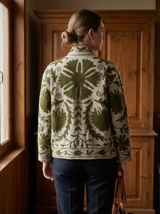 Chaqueta de Mujer con Bordado Floral Intrincado, Base Suave y Neutral, Estilo Bohemio Suzani, Arte Folclórico, Corte Holgado, Blazer Festivo de Invierno - Product Image 4