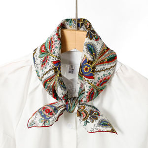 Bandana foulard en satin de soie personnalisé, imprimé par sublimation, anti-poussière, avec logo, pour femmes, pour événements. - Product Image 4