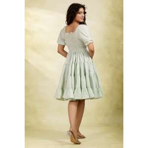 Robe midi smockée vert sauge avec manches bouffantes, à volants, fluide, 100 % coton, col en U, écologique, coupe trapèze, pour l'été et les brunches - Product Image 4