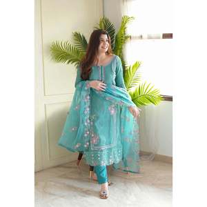 Ensemble de vêtements de fête pour femmes de créateur avec fil à broder et paillettes - Product Image 6