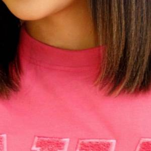 T-shirt rose en chenille brodé ton sur ton, en coton premium, style streetwear décontracté, vêtement de mode pour sororité - Product Image 3