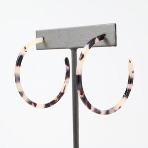 MN EXPORTS MNE-2912 Pendientes Modernos de Resina Hechos a Mano, Elegantes, Ligeros, Accesorios de Joyería de Moda para Mujeres y Niñas, Ideales para Fiestas - Product Image 4