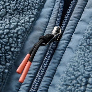 Veste d'extérieur en polaire sherpa pour homme, couleur gris, manches longues, fermeture éclair, coupe-vent, épaisse et chaude, col montant, logo frontal – Grande Vente - Product Image 4