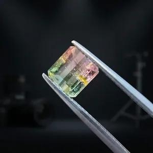 Tourmaline naturelle bicolore pastèque 2,02 carats taille émeraude, pierre libre à facettes avec jeu de couleurs, bijoux en gros d'Afrique - Product Image 1