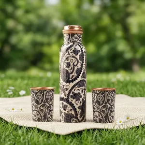Ensemble de bouteilles d'eau en cuivre avec couvercle et 2 verres pour la maison, le bureau, les voyages, le camping, les pique-niques, les sorties scolaires - Product Image 1