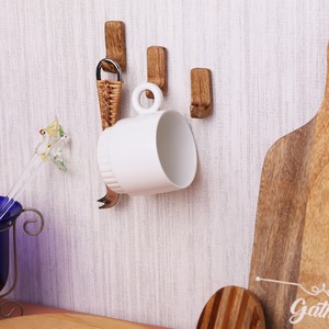 Cintres en bois de style européen haut de gamme avec logo personnalisé, finition laquée de luxe, crochet en métal chromé durable - Product Image 5