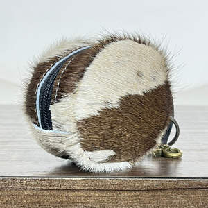 Monedero de cuero de vaca con pelo auténtico, con cremallera, forma redonda mini, para monedas, llaves y pequeños objetos esenciales, Expo Marzo 2026 - Product Image 5