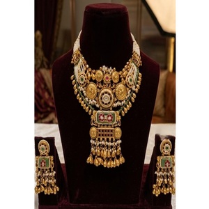 Ensemble collier et boucles d'oreilles élégants de qualité supérieure, plaqués or, style Rajwadhi, en moissanite, pour collection de mariage. - Product Image 2
