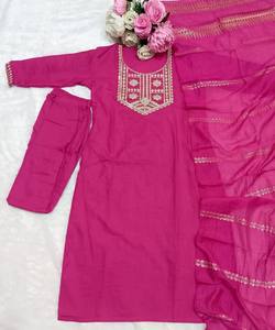 ชุดเสื้อผ้าฝ้ายทอลายแฟนซี พร้อมผ้าคลุมไหล่ สำหรับงานเทศกาล ราคาขายส่ง เสื้อคุर्ติหลากสีสัน - Product Image 2