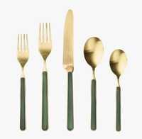 Ensemble de couverts en métal finition or décorative pour une présentation élégante à la maison, à la salle à manger, sur la table et lors de réceptions