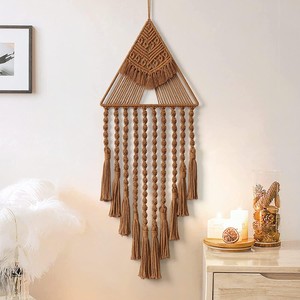 Décoration murale bohème en macramé en bois de manguier artisanal avec perles en bois - Vente en gros - Product Image 1
