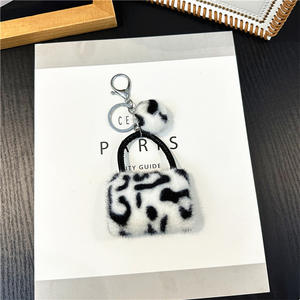 <span class=keywords><strong>Portachiavi</strong></span> Trendy a Forma <span class=keywords><strong>di</strong></span> Mini Borsa con Stampa Leopardata, <span class=keywords><strong>Portachiavi</strong></span> con Pallina in Peluche, Design Ispirato alle Borse da Donna - Product Image 4