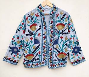 Chaqueta corta de invierno estilo waffle Suzani, chaqueta bordada, talla única, abrigo para fiestas. - Product Image 4