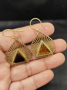 Boucles d'oreilles clous géométriques vintage en laiton plaqué or avec pierre œil de tigre, style rétro, pour femme, idéales pour les fêtes - Product Image 2