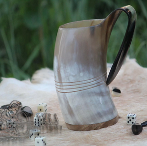 Mug en corne naturelle lisse avec rainures horizontales gravées, idéal pour l'extérieur, accompagné de dés de jeu, disponible à prix de gros. - Product Image 1