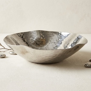 Cuenco decorativo de oro de forma orgánica, hecho a mano y de lujo, centro de mesa de metal martillado asimétrico para decoración moderna del hogar a bajo precio. - Product Image 2