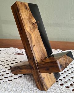 Soporte para teléfono móvil de madera de acacia natural con resina negra, hecho a mano, para escritorio, oficina, mesa, Craftera Exports - Product Image 1