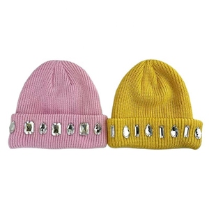 Bonnet en tricot orné de strass pour femme – Chaud et décontracté, motif à pois, en coton et acrylique - Product Image 1