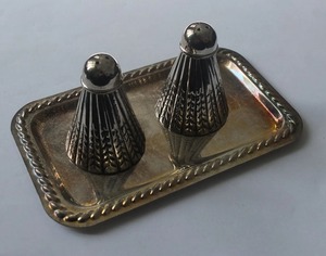 Juego de salero y pimentero de estilo atemporal con bandeja, vajilla premium para cocina, comedor y servicio de invitados, procedente de la India. - Product Image 1