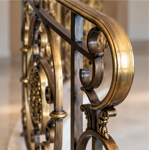 Barandilla de Balcón de Bronce Vintage de Primera Calidad con Medallón Ornamental y Pasamanería Curva para Interiores Regulares - Product Image 4