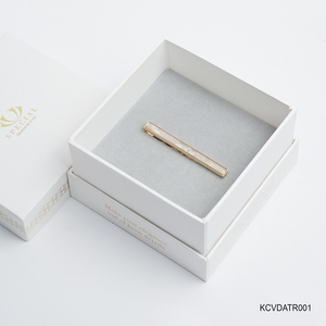 Une pince à cravate haut de gamme plaquée or 18 carats pour hommes, ornée de pierres précieuses Feng Shui en agate blanche (KCVDATR001) de la collection Tinh Vu - Product Image 4
