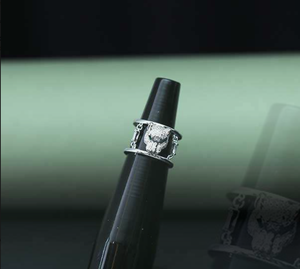 Anillo de lujo con motivo de águila y diseño calado - Product Image 2