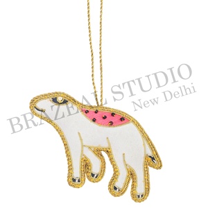 Adornos Navideños Personalizados Bordados a Mano en Terciopelo Satinado Ecológico de Brazeal Studio, Cuentas, Hilos Dorados, Pájaro - Product Image 6