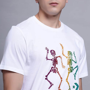 T-shirt blanc à manches courtes pour homme avec imprimé squelettes dansants colorés, col rond, style décontracté, coupe classique, tissu jersey 100% coton - Product Image 6