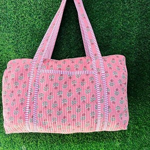 Bolsa de Viaje Grande de Algodón Acolchado Hecha a Mano con Diseño Estampado en Bloque, Bolsa de Mano para Mujer para Fin de Semana - Product Image 2