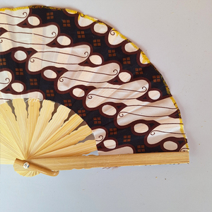 Éventail pliant artisanal indonésien en tissu batik courbé, avec nervures en bambou naturel, cadeau culturel traditionnel, accessoire artisanal - Product Image 3