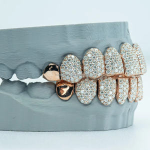 กริลไลท์ฮิปฮอปสุดหรูเพชรฟันเย็นสุดพิเศษ VVS Moissanite ชุบทอง925สเตอร์ลิงซิลเวอร์ที่กำหนดเองได้ - Product Image 1