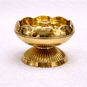 Ensemble de supports à tomates Nanda en laiton antique, base de lampe à huile artisanale, support Diya, motif paon, décoration de temple et de maison, décoration Diwali - Product Image 1