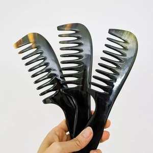 Peine para el cabello hecho a mano con cuerno de búfalo y diseño tradicional de alta calidad por madiha art and crafts. - Product Image 1
