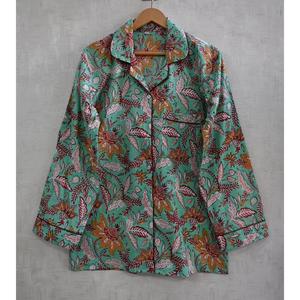 Conjunto de Pijama de Algodón con Estampado Floral Hecho a Mano para Mujer, Cómodo Conjunto para Descansar y Dormir - Product Image 2