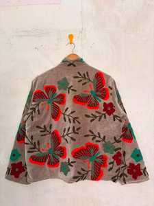 Chaqueta de Terciopelo Bordada con Mariposas y Sueños, Diseño Artístico Floral Suzani, Prenda Exterior Boho Única para Mujer - Product Image 4