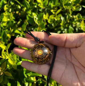 Colgante Artesanal de Orgonita con Lámina de Oro y Cristales de Reiki de 7 Chakras para Buena Suerte, Yoga y Meditación - Product Image 3