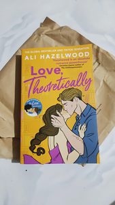 Ali Hazelwood par Ali Hazelwood, livre broché best-seller pour adultes - Product Image 3