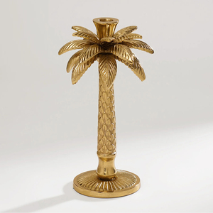 Ce porte-bougie doré en forme de pilier présente un support texturé en forme de croissant de lune, créant un accent saisissant pour la décoration intérieure. - Product Image 6