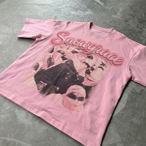 Camiseta Snowgrace Rosa Estampada para Hombre, Manga Corta, Cuello Redondo, Informal, de Algodón, Corte Regular, con Logotipo Estampado en la Parte Delantera - Product Image 3