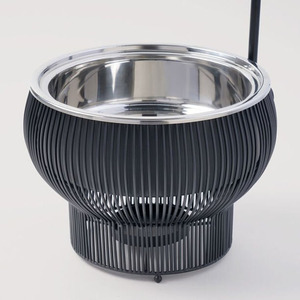 Élégant réchaud doré avec un support suspendu fin et un couvercle bombé pour servir vos plats préférés avec style et élégance. - Product Image 4