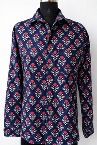 Camisa Unisex Negra de Algodón con Estampado Floral Hecho a Mano |   Camisa Roja Botánica de Manga Larga con Botones |   Camisa Artesanal Hecha a Mano - Product Image 5