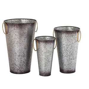 Añade sofisticación a tu colección de decoración del hogar con nuestros elegantes jarrones de metal, diseñados con formas artísticas y fabricados en metal duradero. - Product Image 6